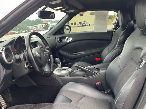 Used 2018 Nissan 370Z Touring RWD image 6