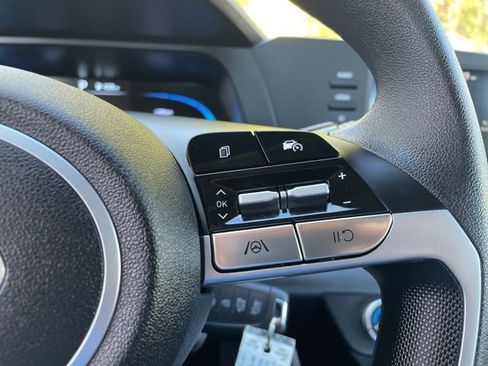 Used 2025 Hyundai Elantra SE image 13