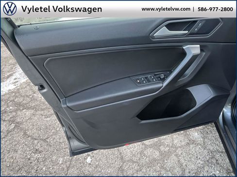 Certified 2021 Volkswagen Tiguan SE w/ Panoramic Sunroof Package image 17
