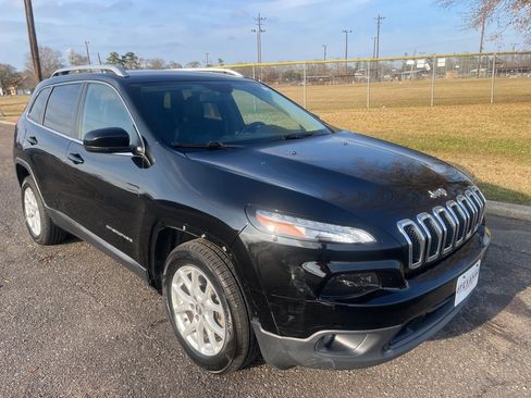 Used 2018 Jeep Cherokee Latitude Plus image 2