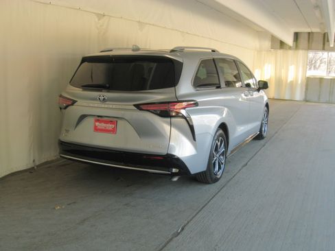 Used 2025 Toyota Sienna Platinum image 9
