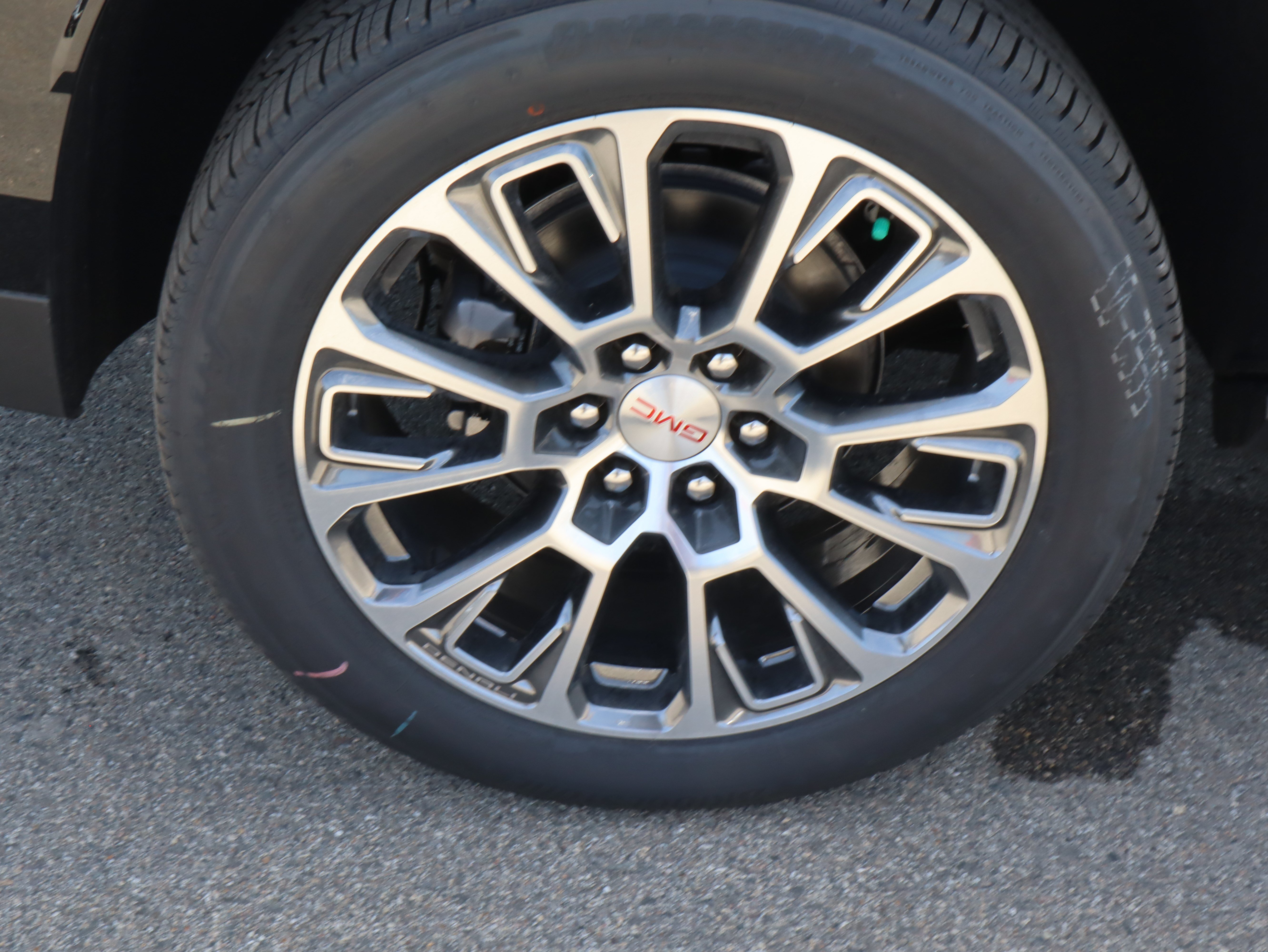 New 2026 GMC Yukon Denali w/ Denali Reserve Package AWD/4WD image 17