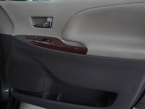 Used 2012 Toyota Sienna XLE image 9