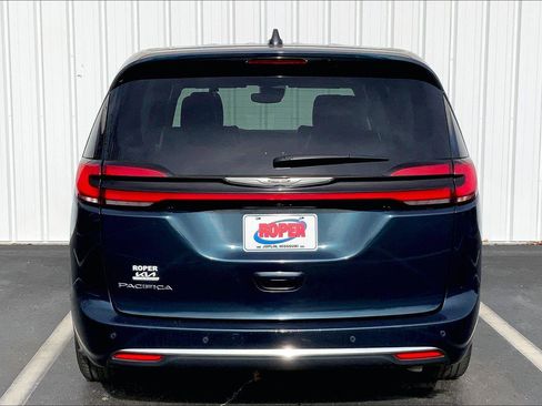 Used 2024 Chrysler Pacifica Touring-L image 4