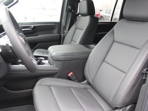 New 2026 Chevrolet Suburban LT w/ Comfort Package image 9