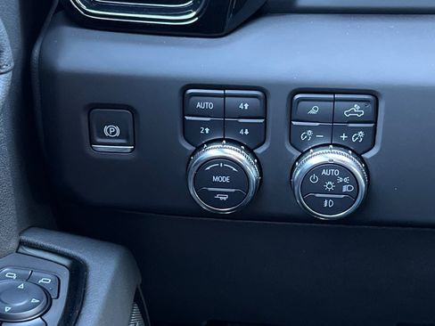 Used 2025 GMC Sierra 1500 AT4 w/ Technology Package image 33