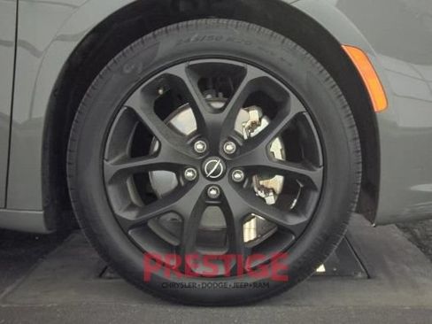 Used 2025 Chrysler Pacifica Limited FWD image 12