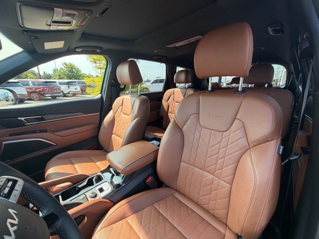 Used 2025 Kia Telluride AWD image 12