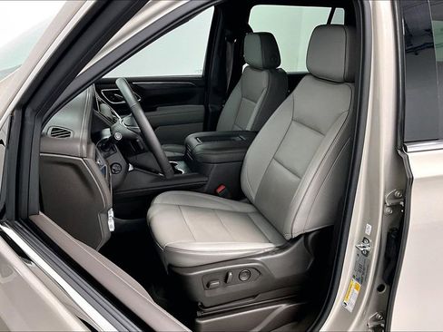 Used 2023 GMC Yukon SLT w/ SLT Luxury Package image 32