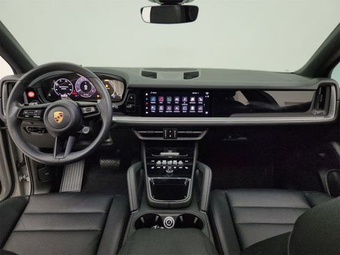 Used 2024 Porsche Cayenne image 29