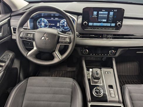 Used 2025 Mitsubishi Outlander SE image 21