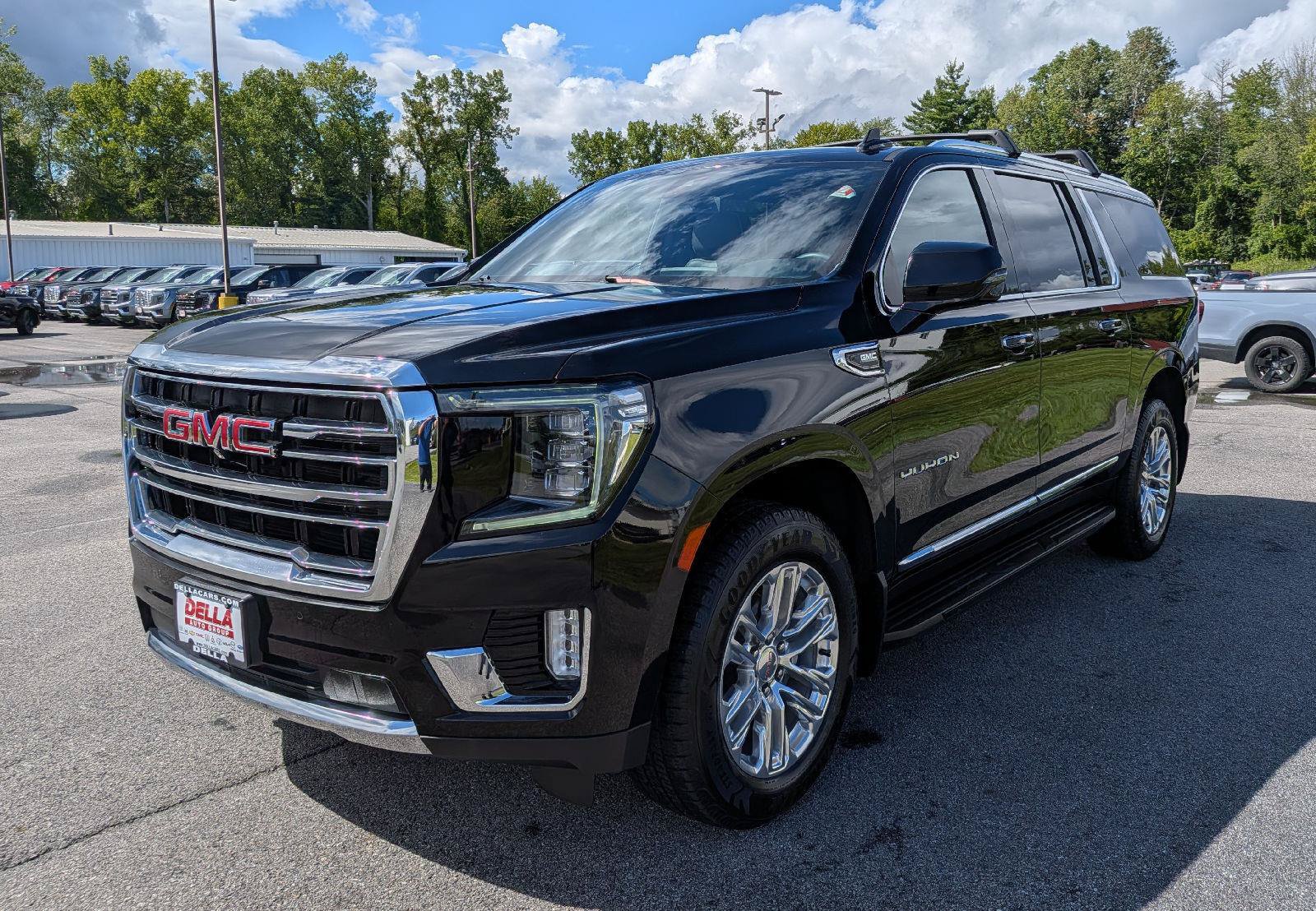 Used 2022 GMC Yukon XL SLT w/ SLT Premium Package AWD/4WD image 4