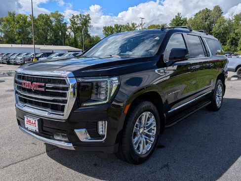 Used 2022 GMC Yukon XL SLT w/ SLT Premium Package AWD/4WD image 4