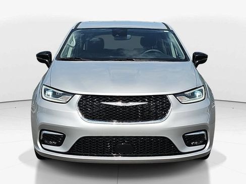 Used 2024 Chrysler Pacifica Touring-L FWD image 9