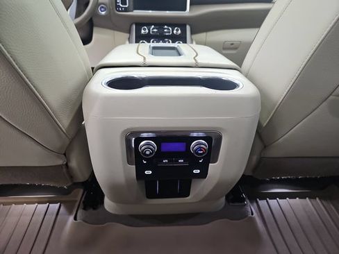 Used 2023 GMC Yukon XL Denali AWD/4WD image 42