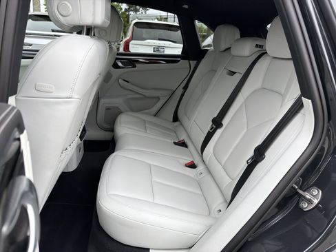 Used 2022 Porsche Macan AWD/4WD image 32