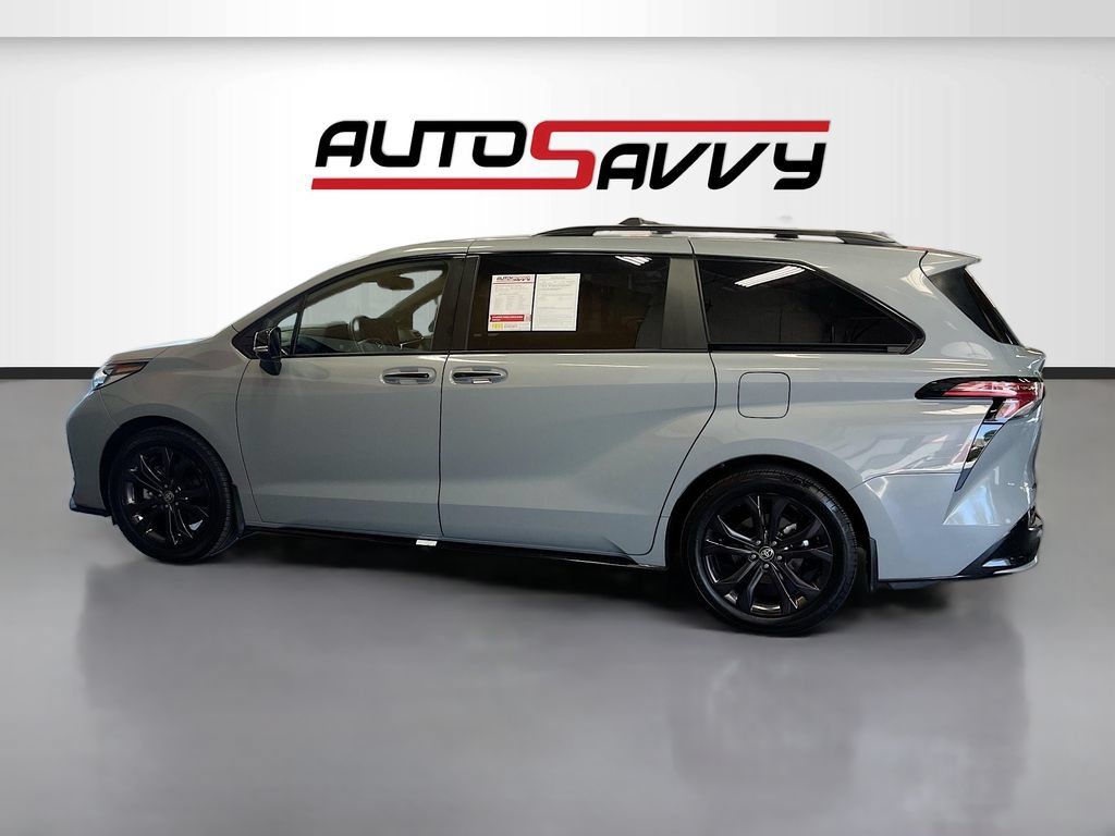 Used 2025 Toyota Sienna XSE w/ XSE Premium Package FWD image 4