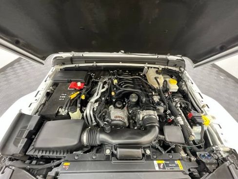 Used 2022 Jeep Wrangler Unlimited Sahara w/ Dual Top Group AWD/4WD image 24