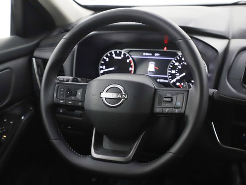 Used 2025 Nissan Rogue SV AWD/4WD image 14