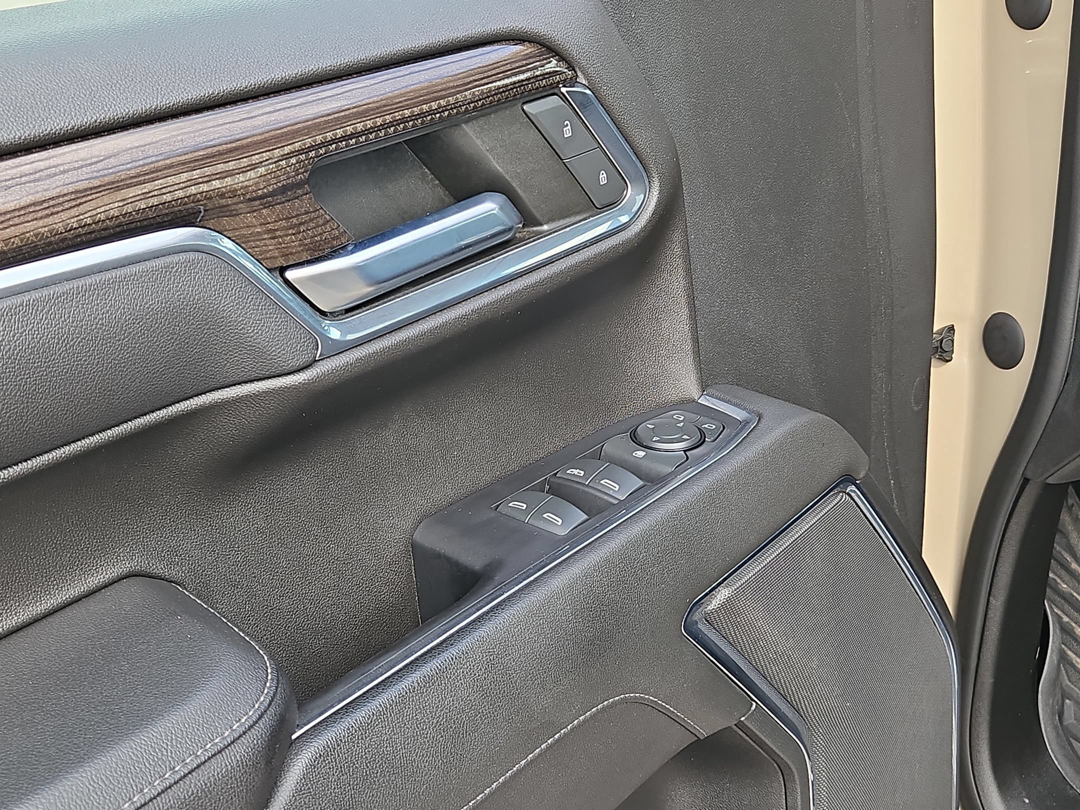 Used 2023 Chevrolet Silverado 1500 LT Trail Boss w/ LPO, Dark Essentials Package AWD/4WD image 12