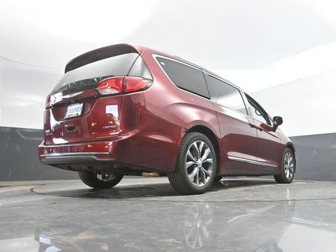 Used 2017 Chrysler Pacifica Limited FWD image 44