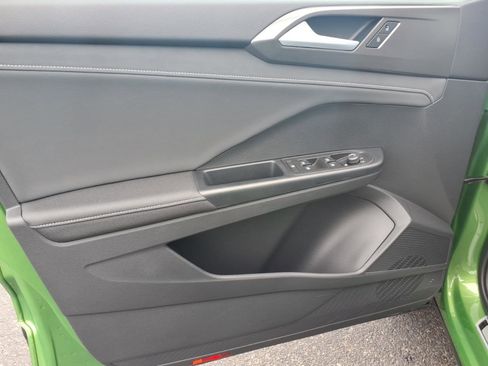 Used 2025 Volkswagen Taos SE image 17