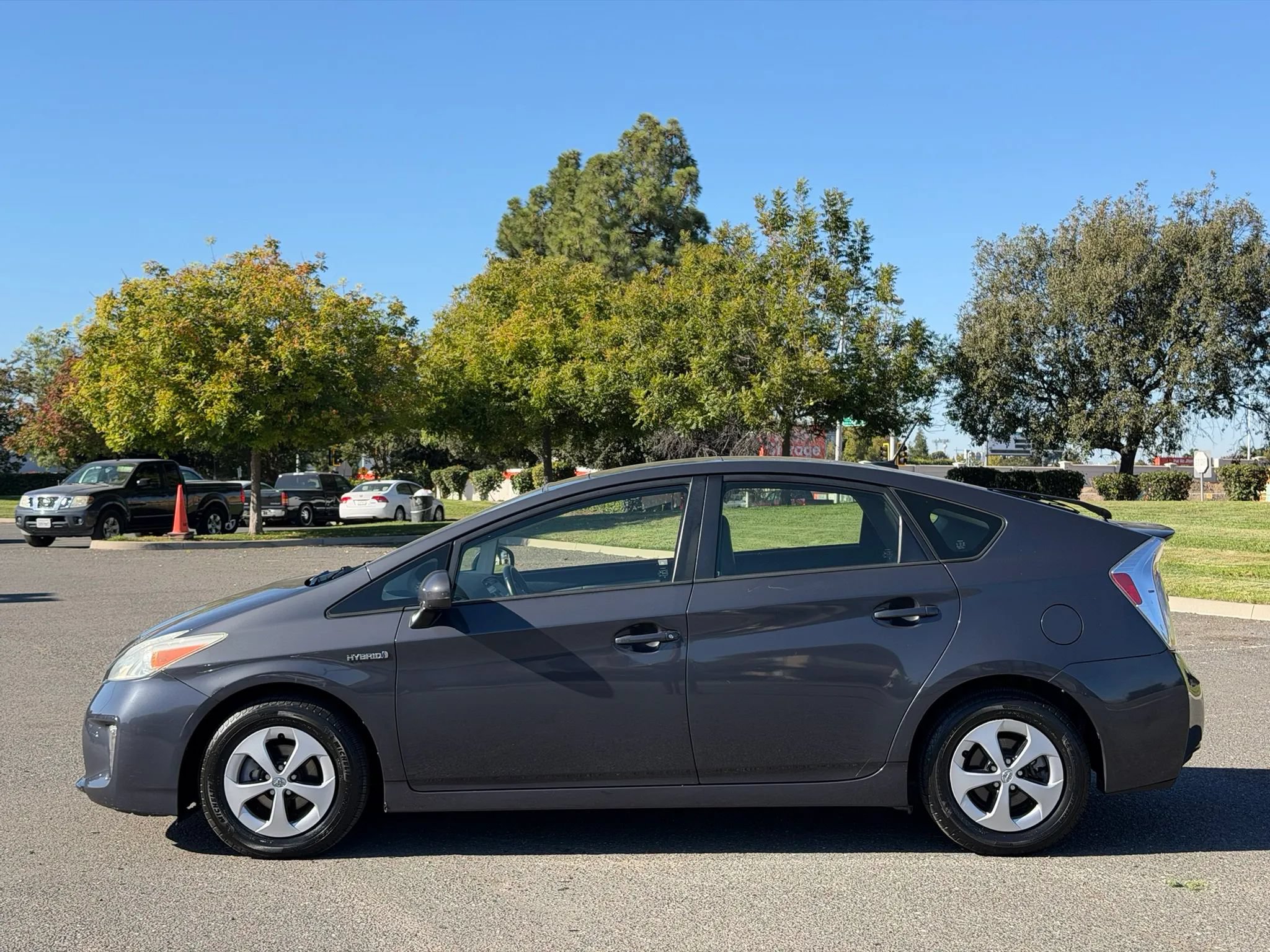 Used 2012 Toyota Prius Four w/ Deluxe Solar Roof Pkg FWD image 2
