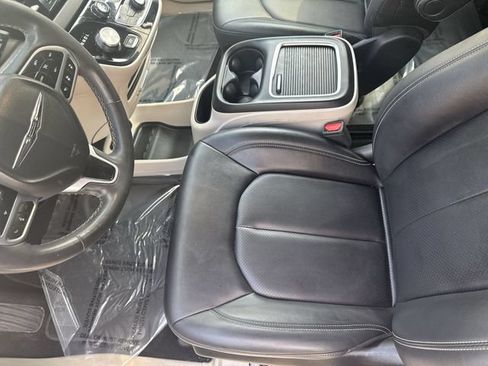 Used 2024 Chrysler Pacifica Touring-L FWD image 19