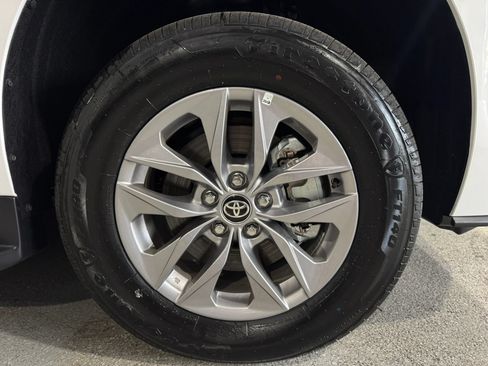 Used 2026 Toyota Sienna LE FWD image 11