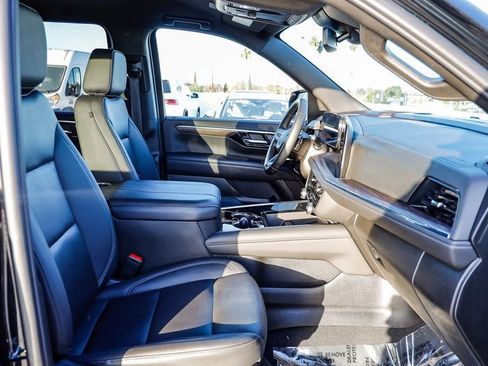 Used 2025 Chevrolet Suburban Z71 image 21