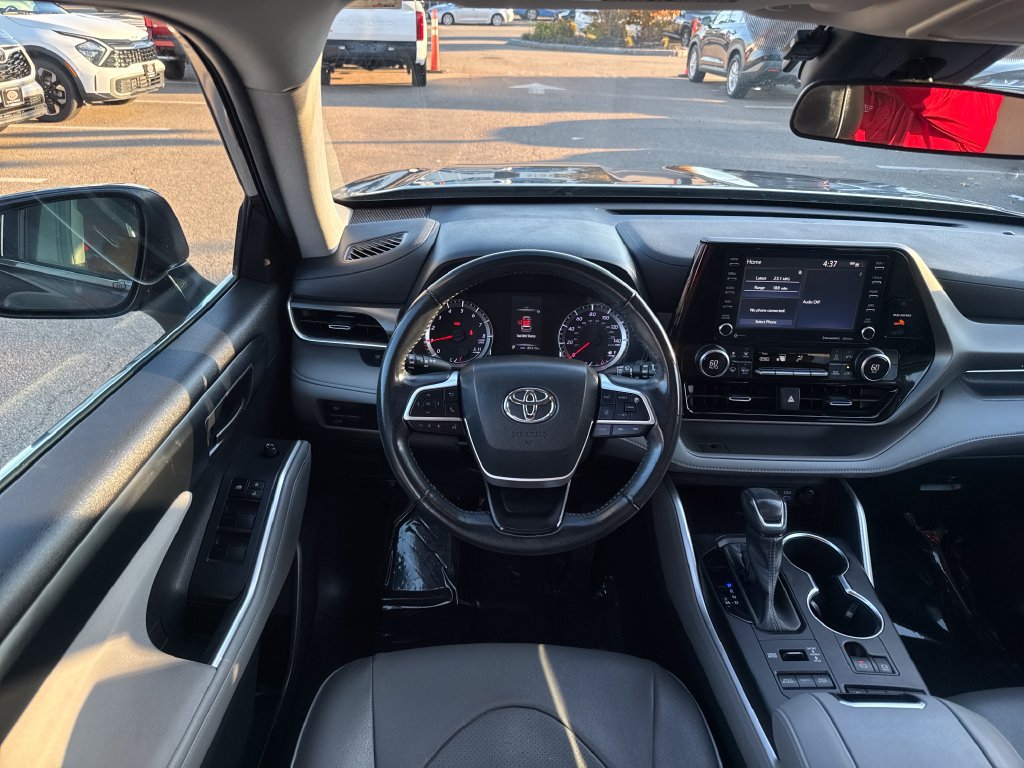 Used 2022 Toyota Highlander LE AWD/4WD image 13