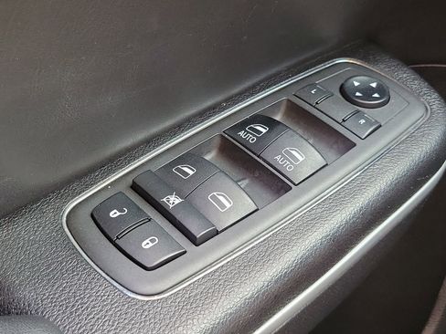 Used 2019 Chrysler 300 Touring w/ Chrome Appearance Package image 25