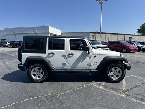 Used 2018 Jeep Wrangler Unlimited Sport S AWD/4WD image 10