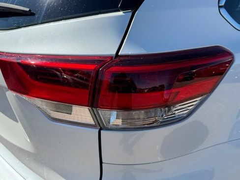 Used 2018 Toyota Highlander SE AWD/4WD image 12