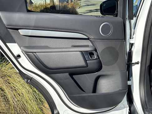 New 2025 Land Rover Discovery Dynamic SE image 12