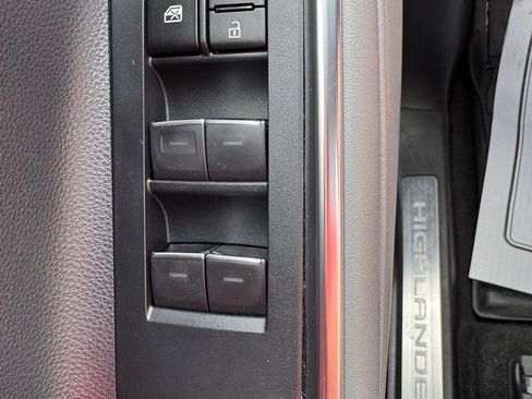 Used 2023 Toyota Highlander Limited FWD image 28