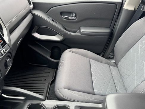 Used 2025 Nissan Frontier SV image 13