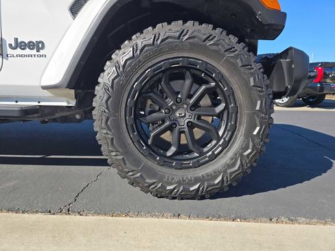 Used 2021 Jeep Gladiator Sport image 9