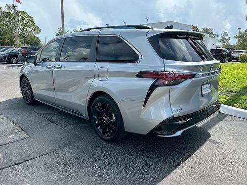 Used 2021 Toyota Sienna XSE FWD image 7