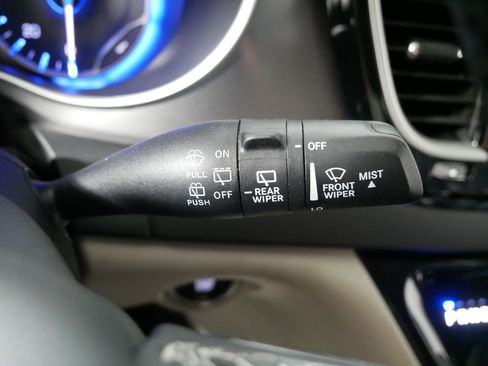 Used 2024 Chrysler Pacifica Touring-L image 31