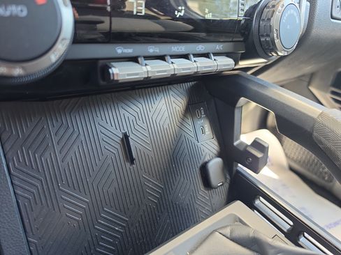 Used 2025 Toyota Tacoma TRD Sport AWD/4WD image 31