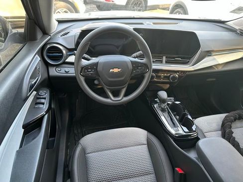 Used 2025 Chevrolet Trax LT FWD image 8