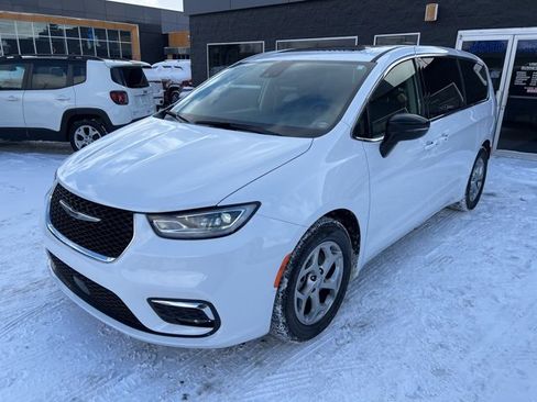 Certified 2024 Chrysler Pacifica Limited image 3