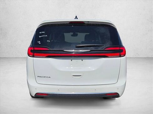 Used 2023 Chrysler Pacifica Touring-L FWD image 6