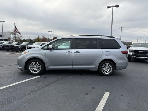 Used 2017 Toyota Sienna XLE image 4