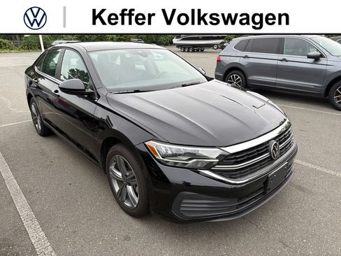 Used 2024 Volkswagen Jetta SE FWD image 3