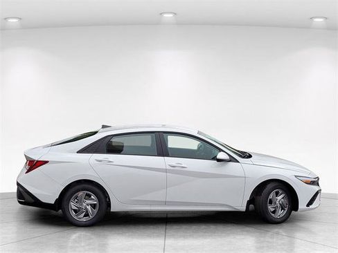 New 2026 Hyundai Elantra SE image 8