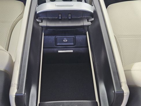 Used 2025 Mercedes-Benz C 300 Sedan image 39