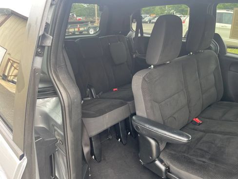 Used 2018 Dodge Grand Caravan SE FWD image 23