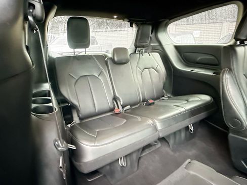 Used 2025 Chrysler Pacifica Select image 31